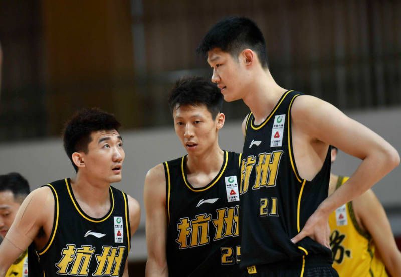 就在拍卖师要一锤定音时，突然一个声音响起。